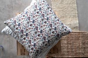 Kuddfodral, PETIT, småblommig, 40x60cm, blå