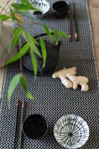 Löpare Dima, sicksackmönster med fransar, 35X120cm, Lin/Svart