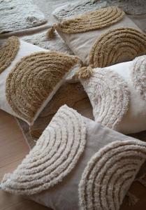 Kuddfodral KOSMO, tuftade halvmånar och tofsar, 48X48 cm Offwhite/Havre