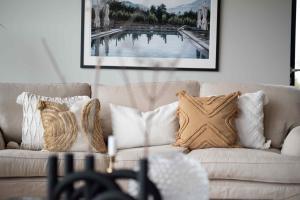 Kuddfodral KOSMO, tuftade halvmånar och tofsar, 48X48 cm, havre