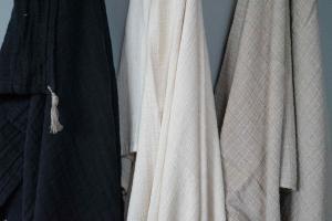 Pläd VILJA, krinklad, enfärgad med tofs, Svart, 130x170cm