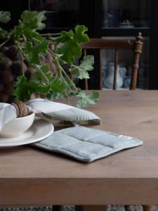 Grytlapp VIDE återvunnen textil, enfärgad lindblomsgrön med stickningar