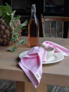 Tygservett, liten duk VIDE, enfärgad i återvunnen textil i rosa