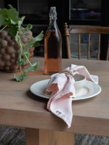 Tygservett, liten duk VIDE, enfärgad i återvunnen textil i ljusrosa