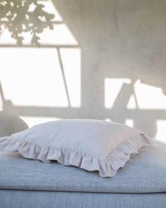 Kuddfodral VIDE, enfärgad i återvunnen textil i sandfärg med volang runt kanten