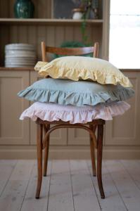 Kuddfodral VIDE, enfärgad i återvunnen textil i gult med volang runt kanten