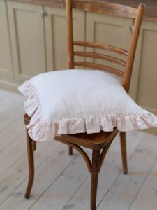 Kuddfodral VIDE, enfärgad i återvunnen textil i ljusrosa med volang runt kanten