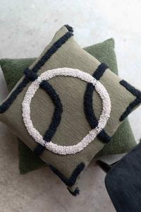 Kuddfodral Troy, grafiskt, upphöjt, lurvigt mönster med tofsar i hörnen, grön/svart/offwhite stl:48x48cm