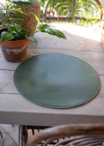 Rund Tablett MOANA, enfärgad med läderlook i skogsgrönt