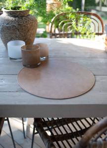 Rund Tablett MOANA, enfärgad med läderlook i kolabrunt