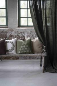 Kuddfodral Gran, snöflingor i vita korsstygn på grön botten, Stl:48x48cm