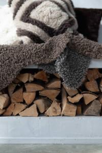 Kuddfodral Timmy, rutmönstrad lurvig kudde med ullblandning, stl.48x48cmBrun