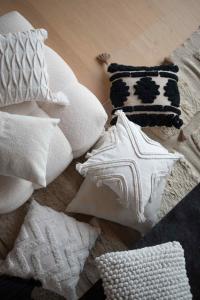 Kuddfodral SORAYA, våffelsydd med tofsar, Lin, 48x48cm