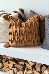 Kuddfodral SORAYA, våffelsydd med tofsar, Cognac, Stl. 48x48cm