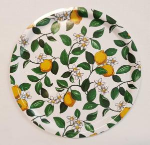 Rund bricka CITRONLYCKA 31cm i diameter, gula citroner på offwhite botten