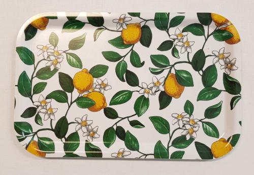 Rektangulär bricka CITRONLYCKA, gula citroner på offwhite botten