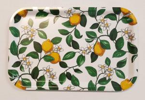 Bricka CITRONLYCKA 33x21cm, gula citroner på offwhite botten