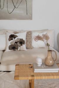 Kuddfodral BELLA 48x48 cm, bruna blommor på offwhite botten