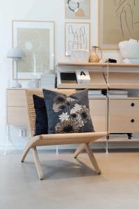 Kuddfodral BELLA 48x48 cm, bruna blommor på svart botten