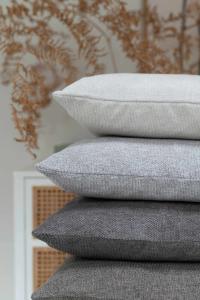 Kuddfodral MOOD 48x48 cm enfärgat offwhite