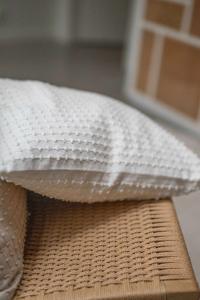 Kuddfodral LOTTY 48x48 cm, enfärgat med diskret mönster, offwhite