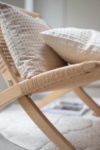 Kuddfodral LOTTY 48x48 cm, enfärgat med diskret mönster, linne