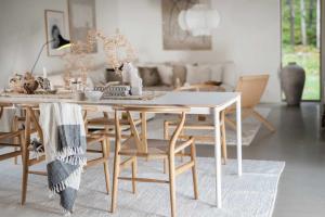 Pläd EMIL 130x170 cm svart dekorkant och frans