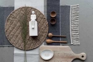 Löpare BILLIE 35x120 cm, rustik enfärgad löpare i svart