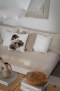 Kuddfodral CILLA 47x47 cm enfärgat med stor blomma, offwhite