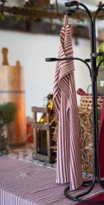 Kökshandduk KARIN, garnvävd, smalrandig i rött, enzymtvättad