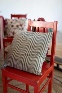 Kuddfodral KARIN, garnvävd, smalrandig i grönt, enzymtvättad