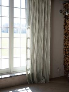 Gardin KARIN, garnvävd, smalrandig i grönt, enzymtvättad