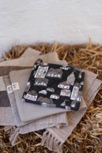 Grytlapp STAD med husfasader, stl. 20X20 cm, svart