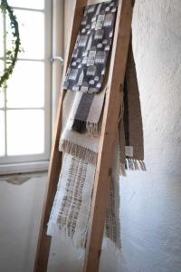 Kökshandduk STAD med husfasader stl. 50X70 cm, svart