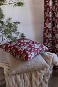 Kuddfodral STAD med husfasader, stl. 48X48 cm, röd