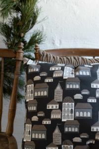 Kuddfodral STAD med husfasader, stl. 48X48 cm, svart