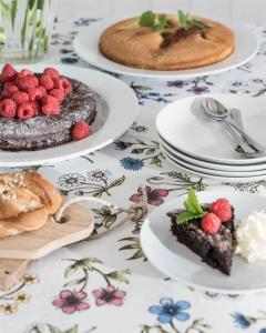 Vaxduk på metervara, SMÅBLOMMIG, bredd 140 cm, vit bottenfärg