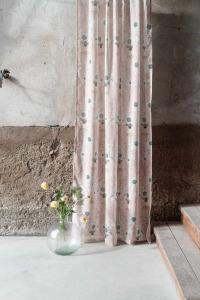 Gardin Livia, blommig sommaräng. Stl. 2X135X250 cm, rosa/beige.