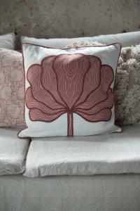 Kuddfodral Lotus, broderad Lotusblomma, Stl. 48X48 cm, peach