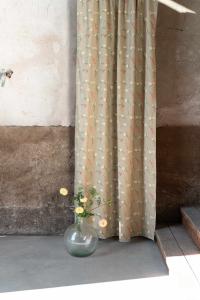 Gardin Maja, småblommig i orange och gult, Stl.120X250 cm, linnefärgad bottenfärg