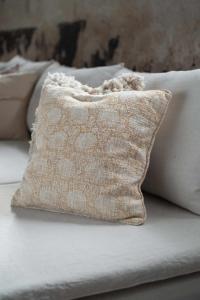 Kuddfodral Eloise, mandala inspirerat mönster, Stl. 48X48 cm, gul