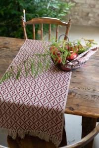 Löpare Benji, inkainspirerat mönster, frans i kortsidorna, röd