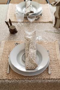 Bordsduk LISEN med små antikvita blommor på linnefärgad botten