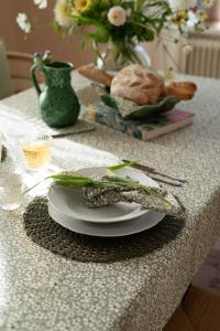 Akrylatbehandlad Duk med små antikvita blommor på grön botten