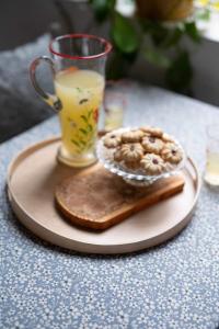 Akrylatbehandlad Duk med små antikvita blommor på blå botten