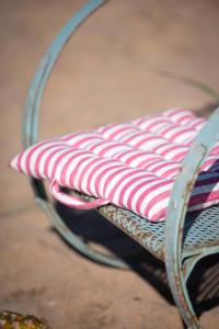 Sittdyna, palldyna Svea, randig med handtag i cerisrosa