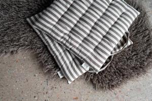 Sittdyna Svea, randig med handtag i nougat brunt