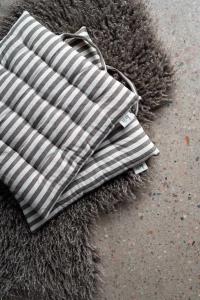Sittdyna Svea, randig med handtag i nougat brunt
