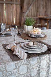 Servett eller liten duk, Svea, klassiskt randig i sand