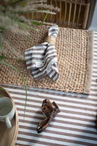 Servett eller liten duk SVEA,  klassiskt randig i cognac